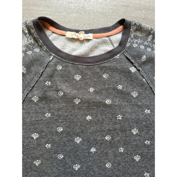 Rewind Gray Short Puff Sleeve Sweater with White Floral Size Small - Picture 2 of 3
